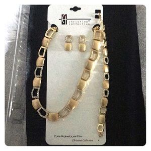 Gold link necklace with clear stone set